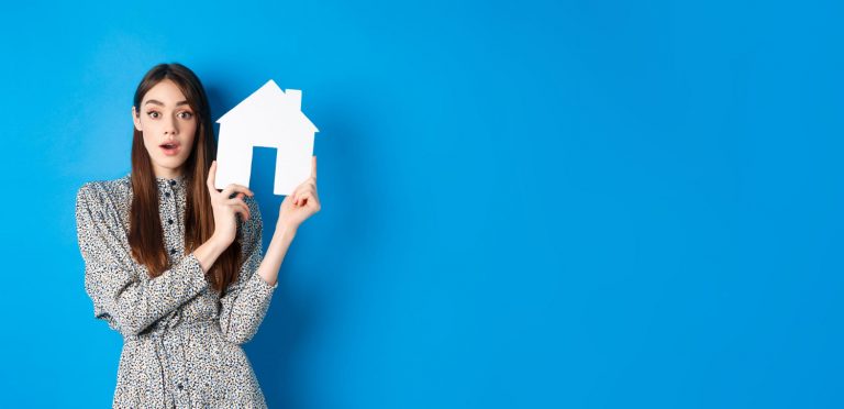 agentes-inmobiliarios-concepto-seguros-emocionaron-mujer-jadeando-sosteniendo-recorte-casa-papel-ver-768x372.jpg