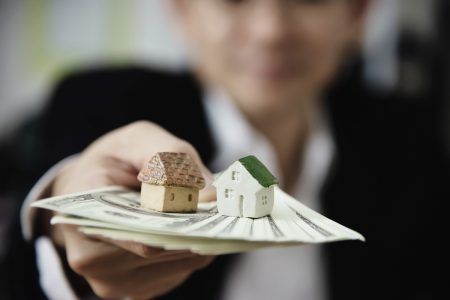 hombre-negocios-muestra-dinero-billete-banco-hace-que-plan-financiero-invite-gente-vender-o-comprar-casa-automovil-concepto-seguro-credito-prestamo-propiedades-monetarias-1-450x300.jpg